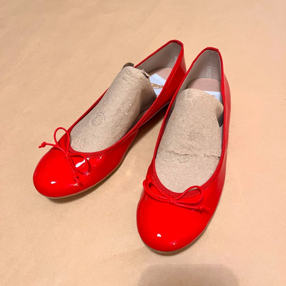Red Parisian style patented flats